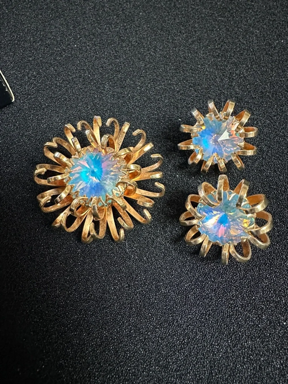 1969 Sarah Coventry Mystic Blue Brooch and Clip-On Earrings - Picture 1 of 13